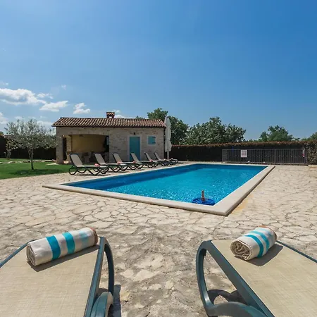 Prázdninový dům Mit Pool, Garten Und Sommerkueche
