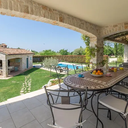Prázdninový dům Mit Pool, Garten Und Sommerkueche Medaki
