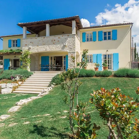 Holiday home Mit Pool, Garten Und Sommerkueche Medaki