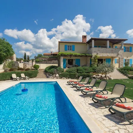 Mit Pool, Garten Und Sommerkueche *