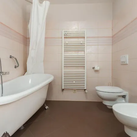 Mit Pool, Garten Und Sommerkueche Holiday home Medaki